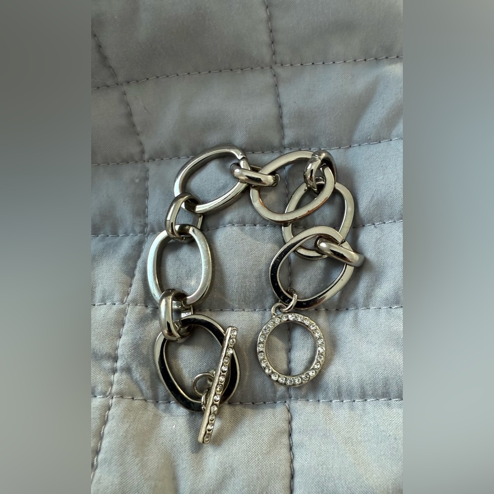 ✨ Silver-Tone Link Bracelet with Crystal Toggle – Costume Jewelry ✨